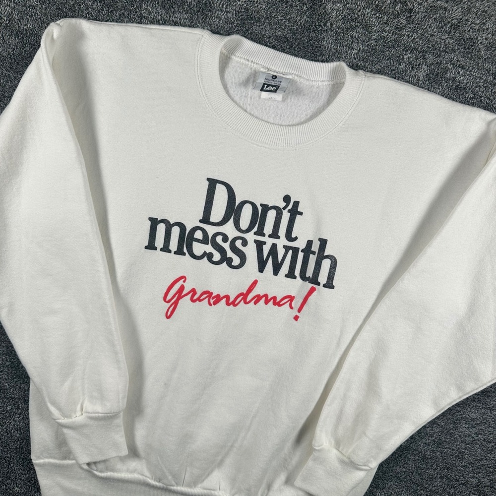 Lee Sweatshirt Womens Large Don't Mess With Grandma White Graphic Vintage USA